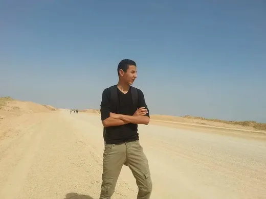 Ahmed Hachem Chair sur une route à Mareth